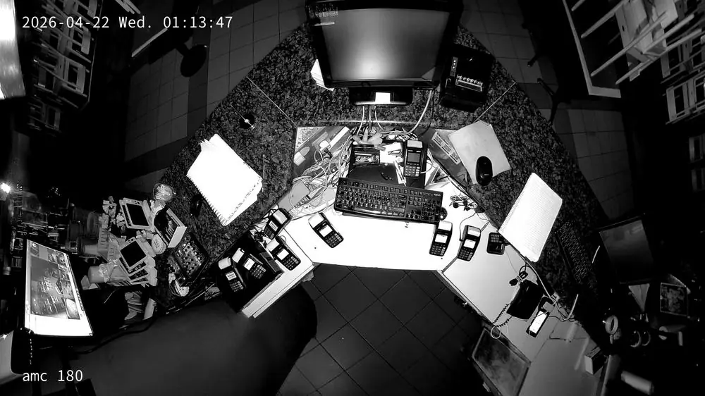 Cámara 4K estándar de noche 1:13am sin color nocturno