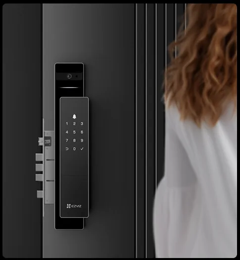 Cerradura inteligente instalada en una puerta, con teclado numérico y cámara